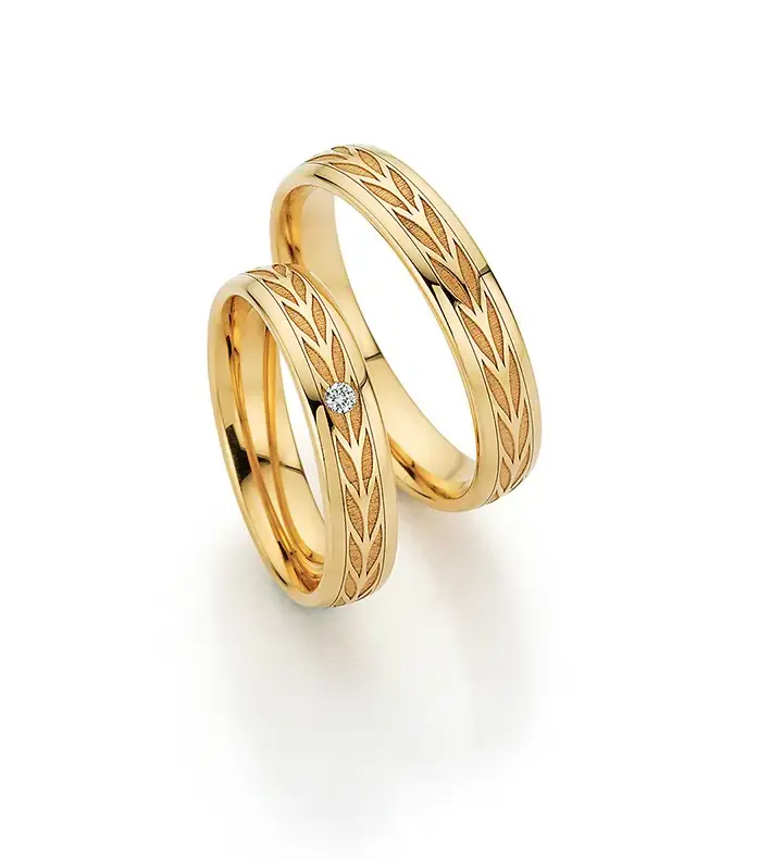 Goldschmiede Kälber Würselen- Trauringe 2 freigestellt