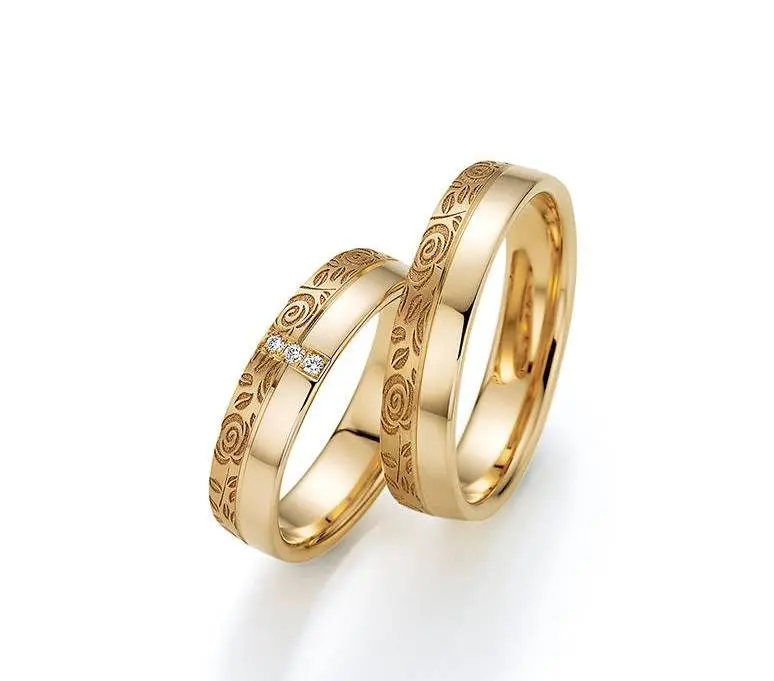 Goldschmiede Kälber Würselen- Trauringe 3 freigestellt