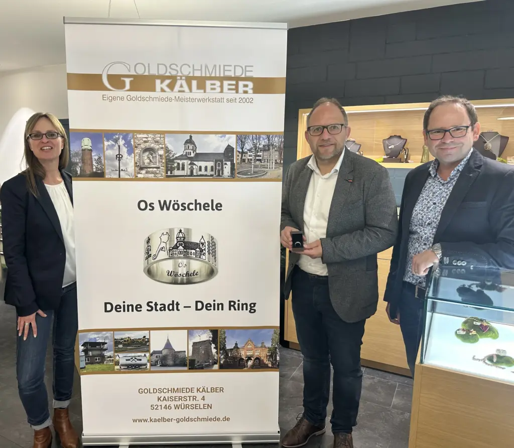 Thomas Kälber und Ines Weltermann mit Roger Nießen Bürgermeister der Stadt Würselen Übergabe Würselener Stadtring - Goldschmiede Kälber